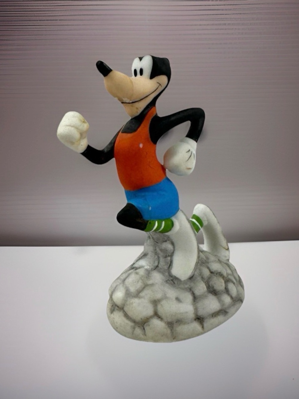 Disney Goofy Running Figurine 4” Ceramic Figure Vintage